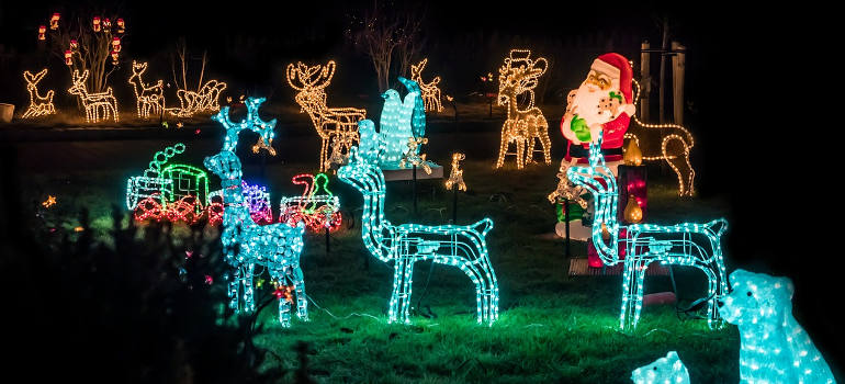 How to Decorate a Garden for Christmas - Fantastic Gardeners UK